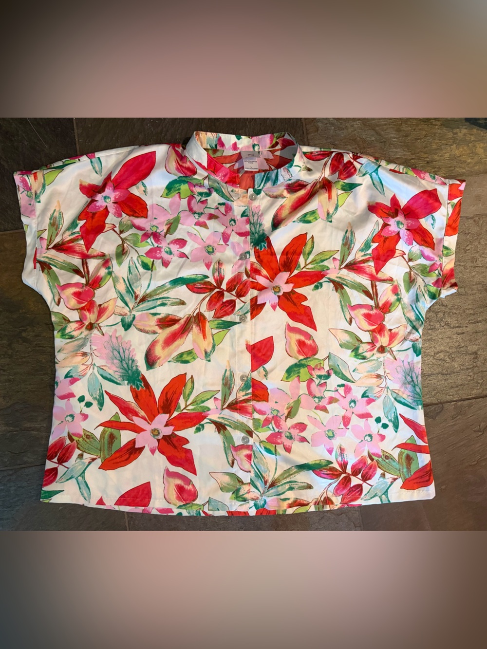 Natori lounge floral  Short Sleeve Top White, Red & Pink Sz Large. Button poly